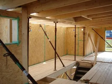 Holzbau Baustelle von Innen, D&auml;cken werden gest&uuml;tzt