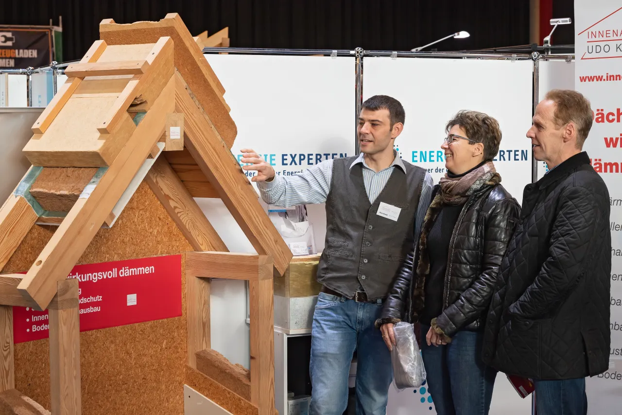 Beratungssituation auf der Messe Bremer Altbautage
