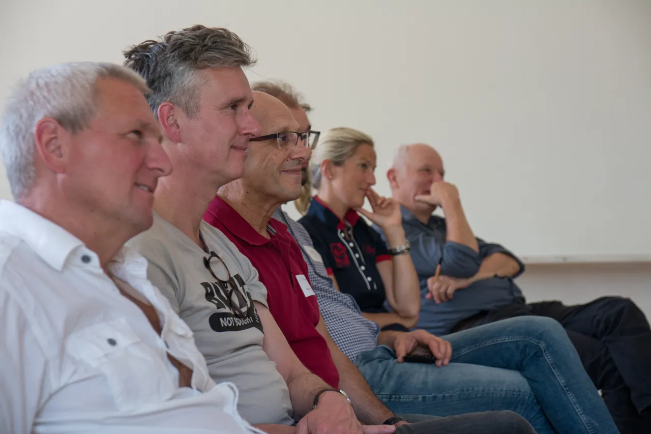 Energie Experten sitzen in Reihe w&auml;hrend des Energie Experten Tages 2019